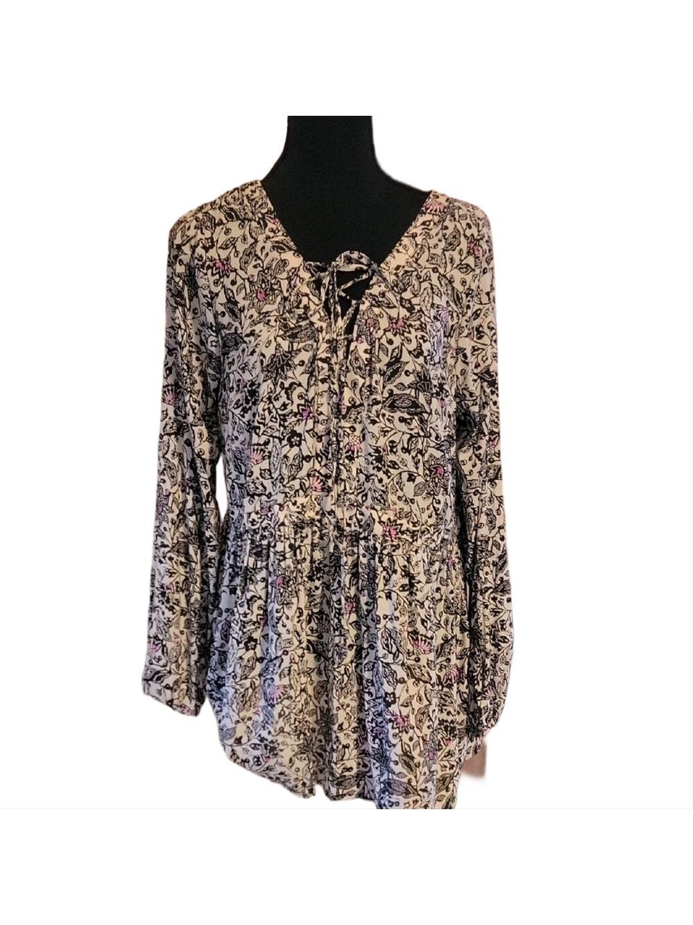 Torrid Black and White Floral Blouse with Pink Accents Size M/L (Torrid 00) EUC